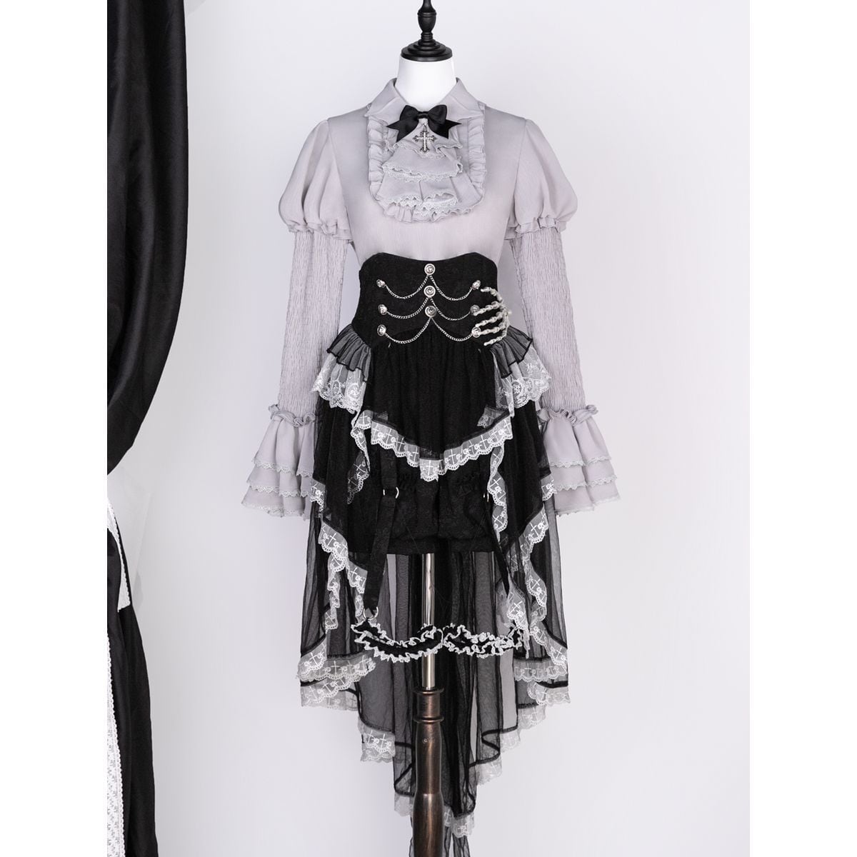 Elegant Gothic Lace Sleeve Ensemble